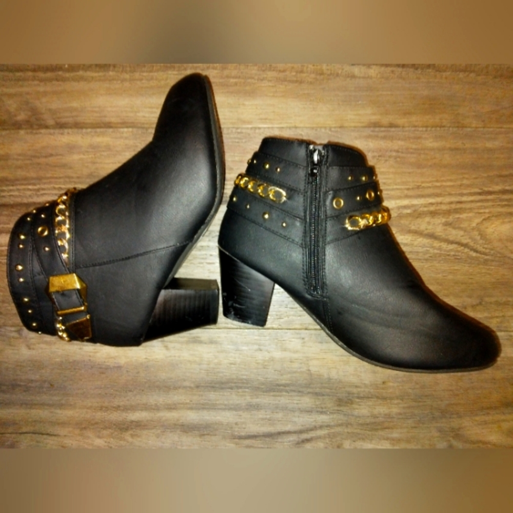 Ardell motorcycle boots♡short & chunky faux gold chains ♡ Side Zip♡size 7